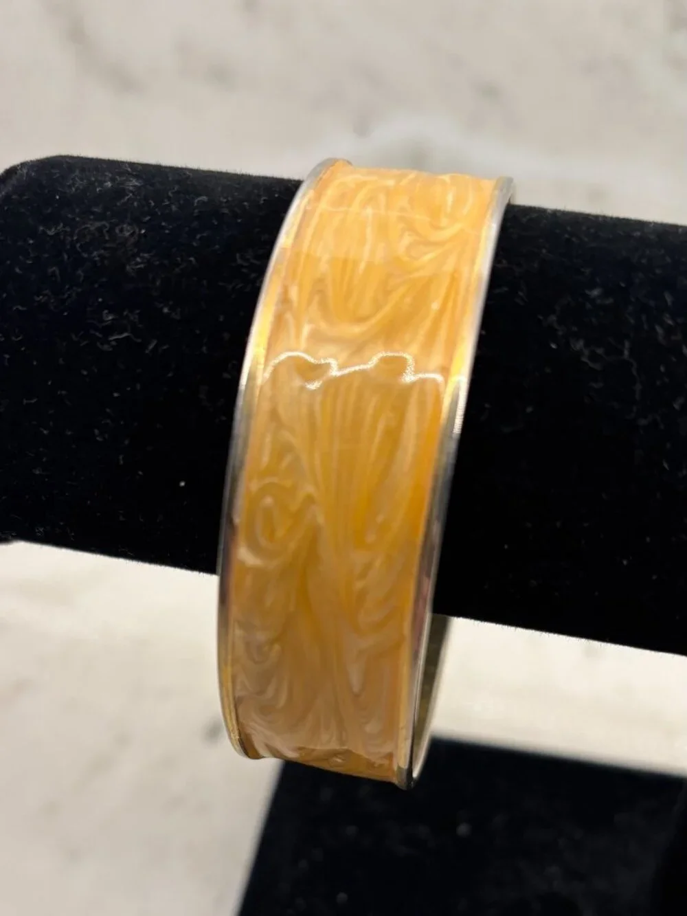 Vintage 80s Gold Tone Champagne Marbled Enamel Swirl Bangle Bracelet Retro